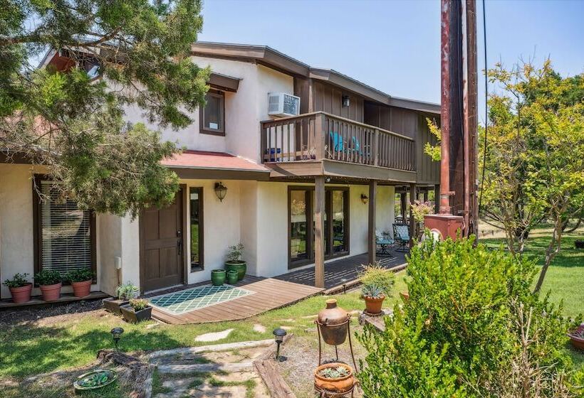 Pipe Creek Escape W/ Screened In Porch & Hot Tub!