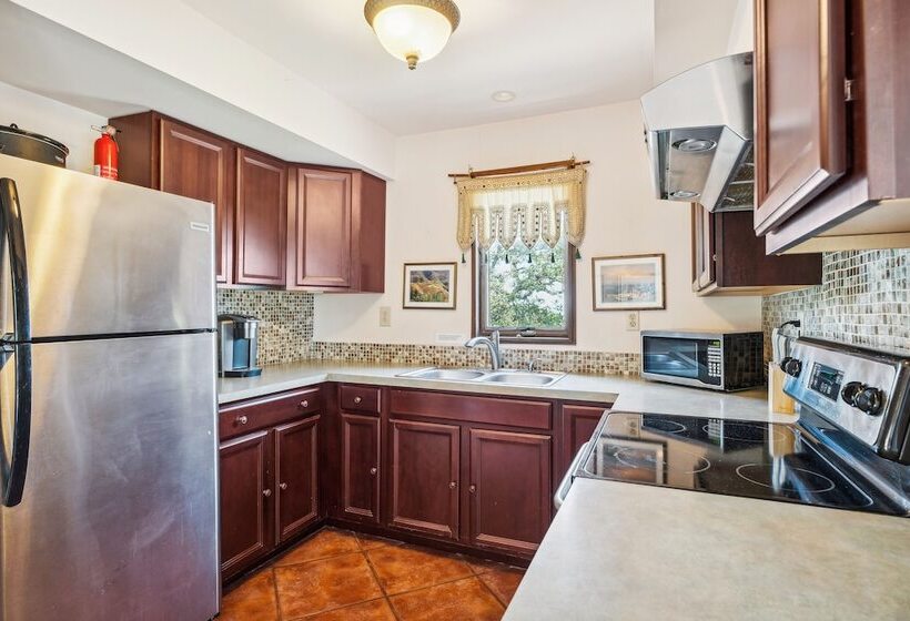 Pipe Creek Escape W/ Screened In Porch & Hot Tub!