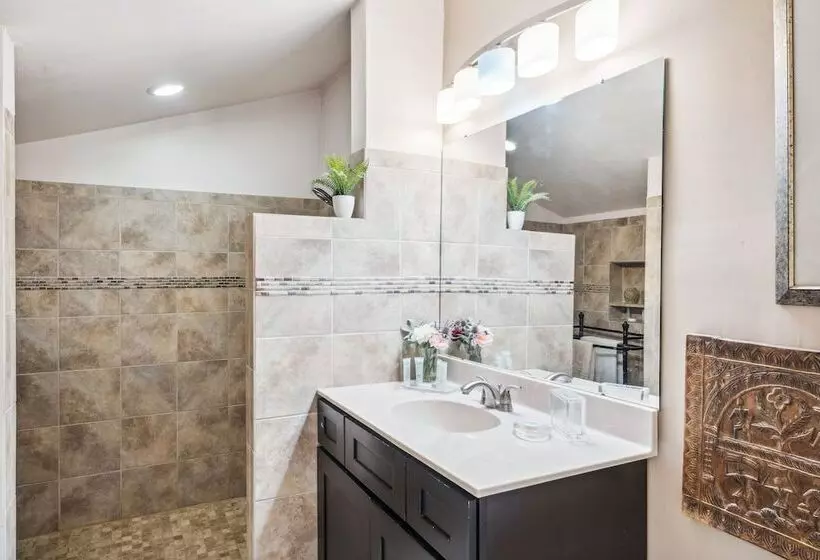 Pipe Creek Escape W/ Screened In Porch & Hot Tub!