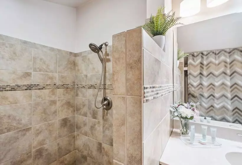 Pipe Creek Escape W/ Screened In Porch & Hot Tub!