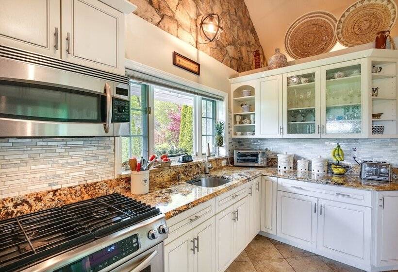 Putnam Valley Vacation Rental: Patio & Lake Views!