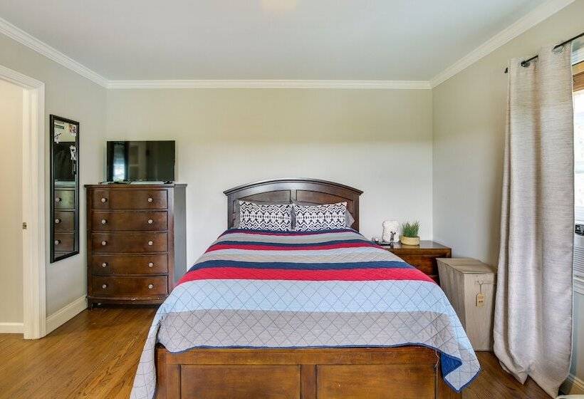 Putnam Valley Vacation Rental: Patio & Lake Views!