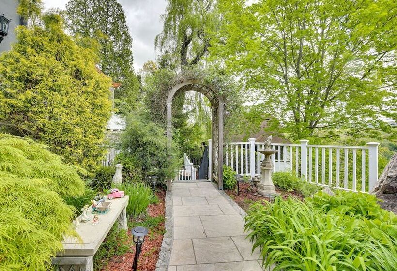 Putnam Valley Vacation Rental: Patio & Lake Views!