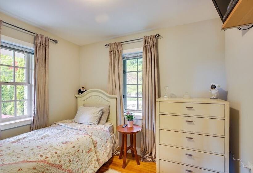 Putnam Valley Vacation Rental: Patio & Lake Views!