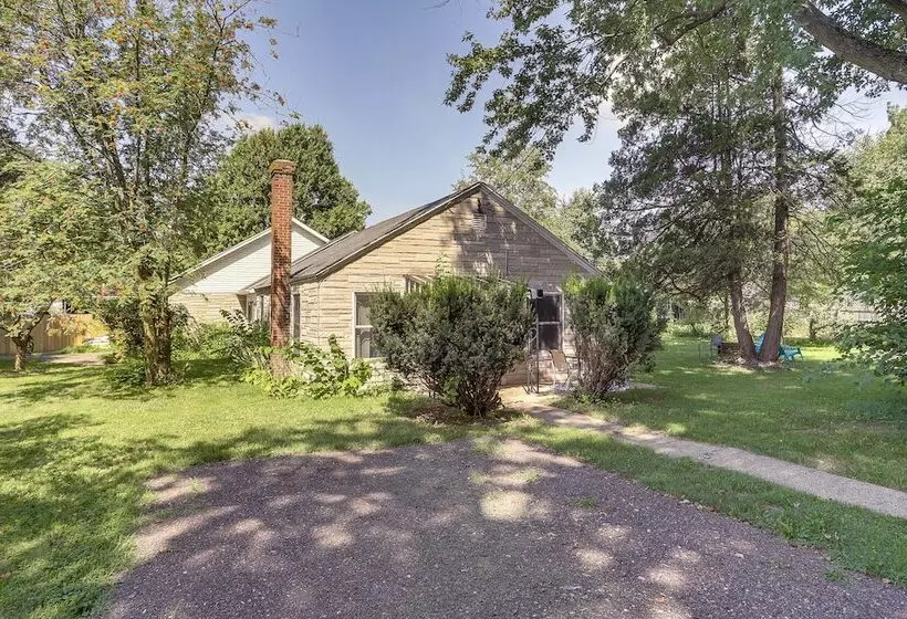 Quaint Grams Lake Cottage Duplex: Pets Welcome!