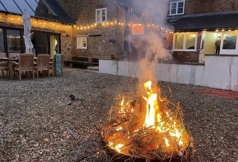 住所  Lovely 5 Bed House Near Ilminster And For Families