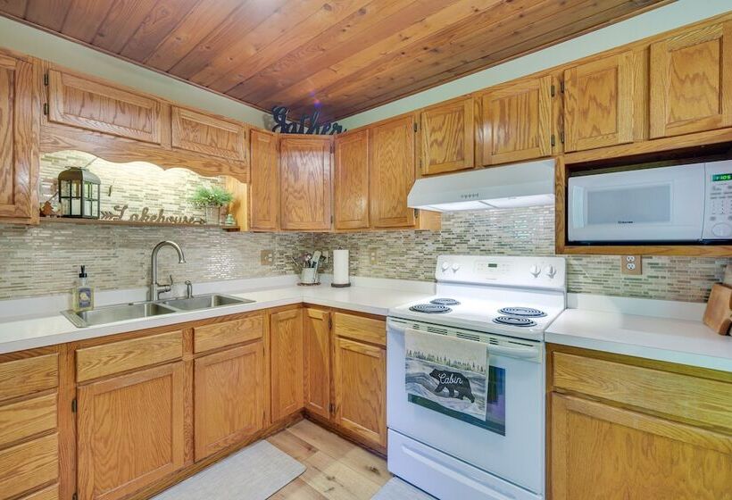 Grill & Fire Pit: Waterfront Cameron Retreat!