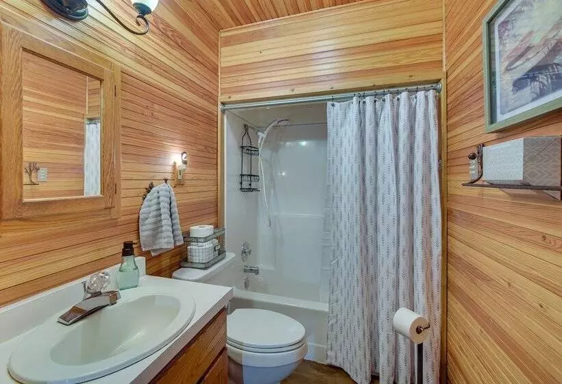 Grill & Fire Pit: Waterfront Cameron Retreat!