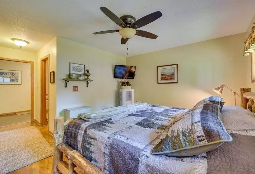 Grill & Fire Pit: Waterfront Cameron Retreat!