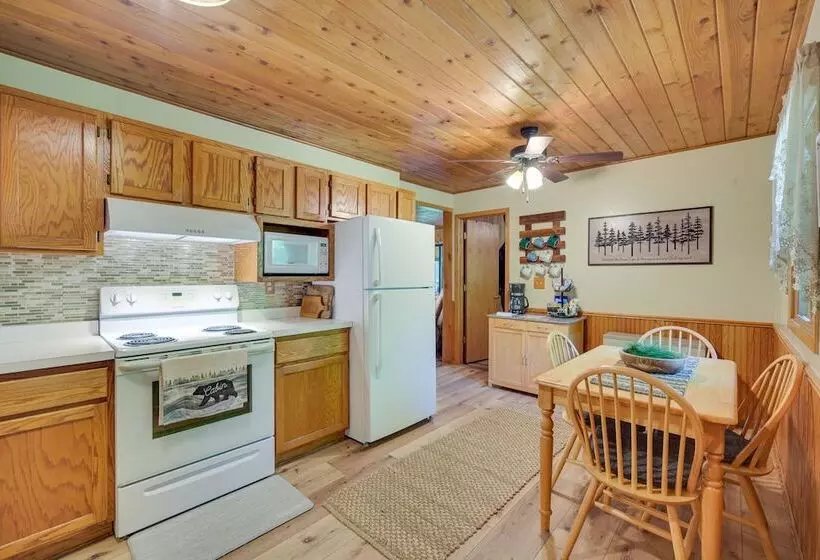 Grill & Fire Pit: Waterfront Cameron Retreat!