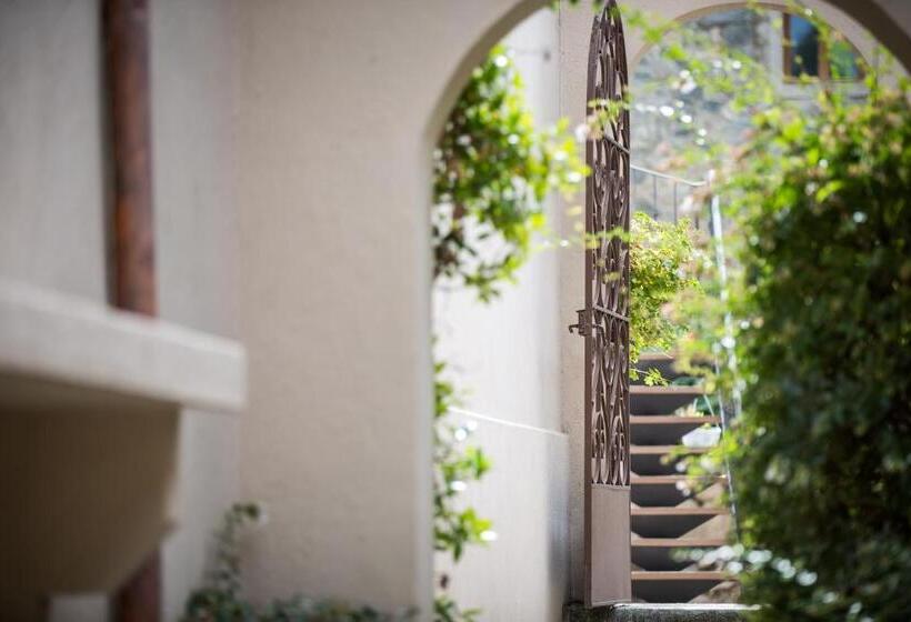 هتل Hôtel Villa Les Orangers