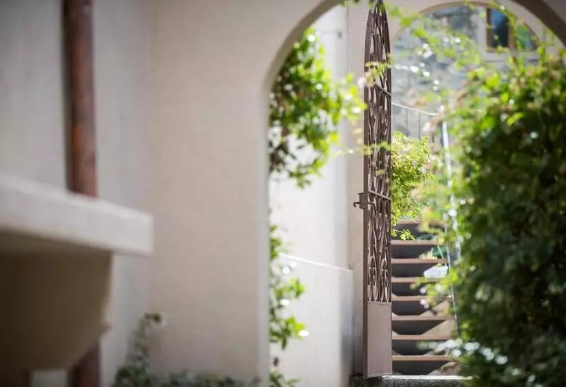 هتل Hôtel Villa Les Orangers