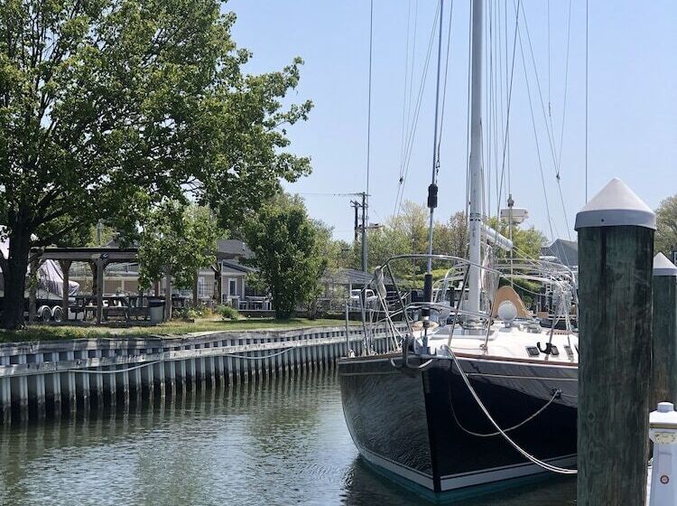 酒店 Knapps Narrows Marina & Inn