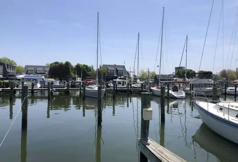 ホテル Knapps Narrows Marina & Inn