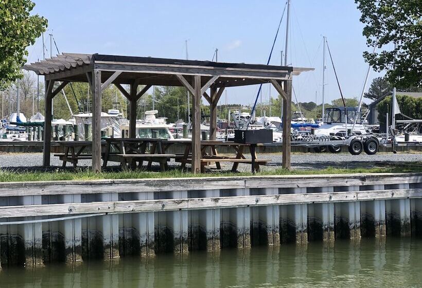 酒店 Knapps Narrows Marina & Inn