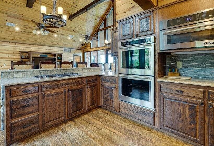 Broken Bow Cabin W/ Game Room & Private Hot Tub!