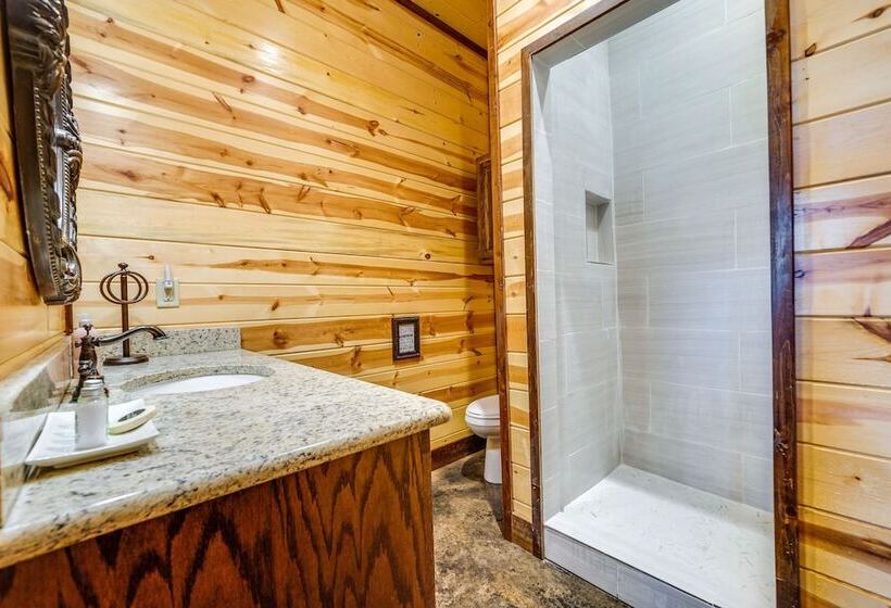 Broken Bow Cabin W/ Game Room & Private Hot Tub!