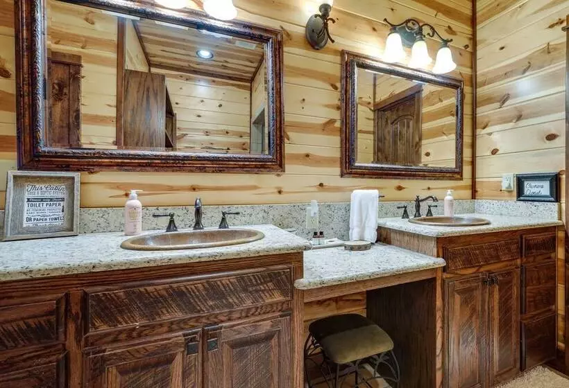 Broken Bow Cabin W/ Game Room & Private Hot Tub!