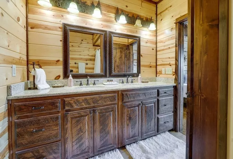 Broken Bow Cabin W/ Game Room & Private Hot Tub!
