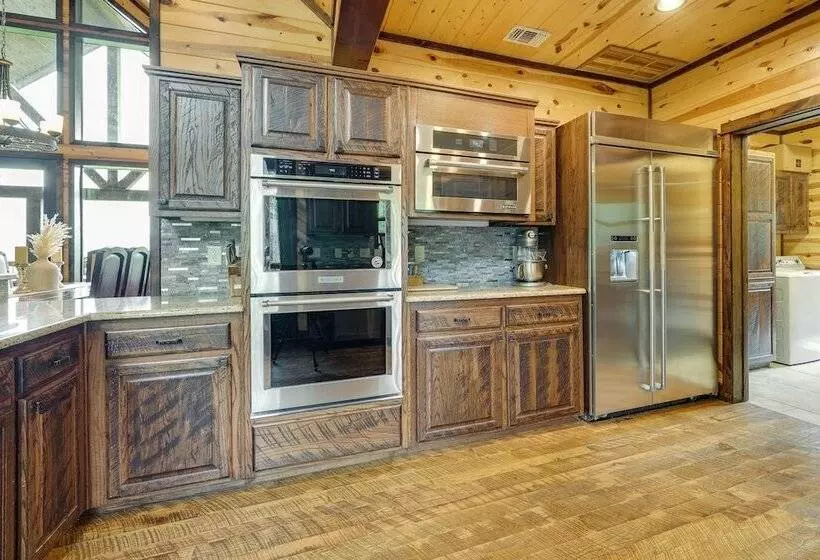 Broken Bow Cabin W/ Game Room & Private Hot Tub!