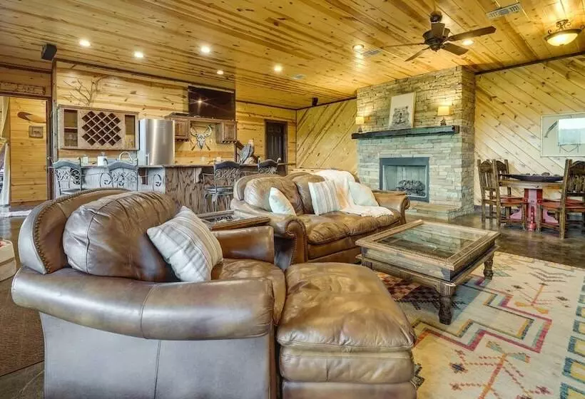 Broken Bow Cabin W/ Game Room & Private Hot Tub!