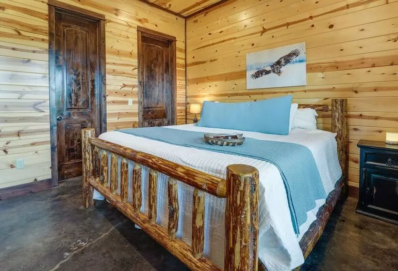 Broken Bow Cabin W/ Game Room & Private Hot Tub!