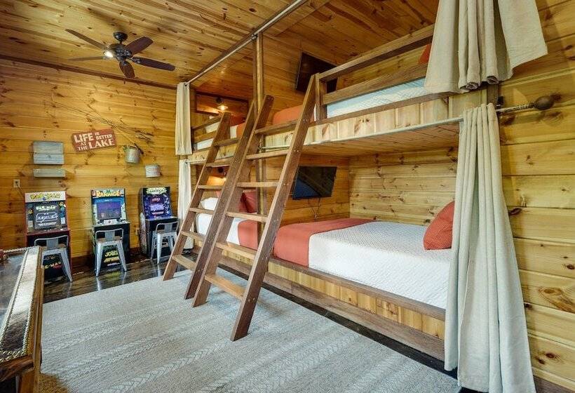 Broken Bow Cabin W/ Game Room & Private Hot Tub!