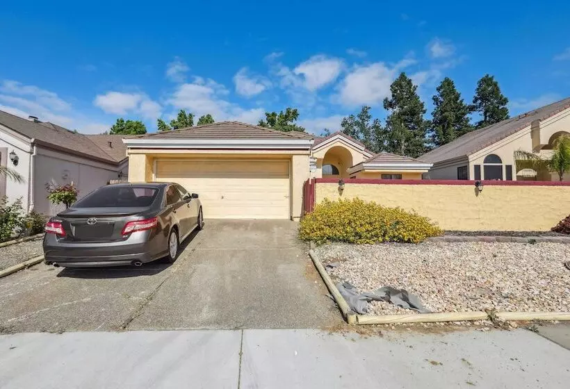 Charming Elk Grove Home   15 Mi To Sacramento!