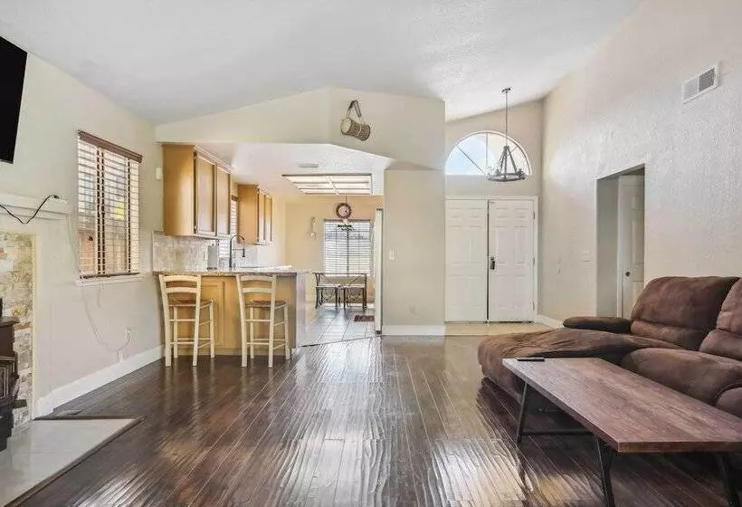 Charming Elk Grove Home   15 Mi To Sacramento!