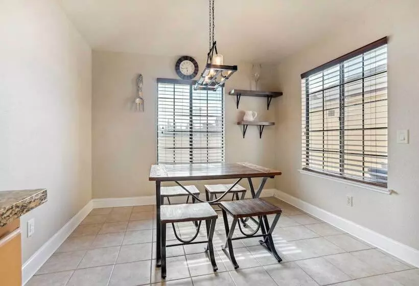 Charming Elk Grove Home   15 Mi To Sacramento!