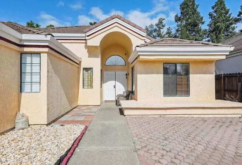 Charming Elk Grove Home   15 Mi To Sacramento!