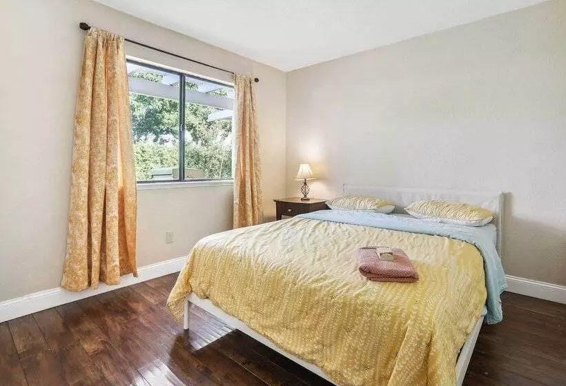 Charming Elk Grove Home   15 Mi To Sacramento!