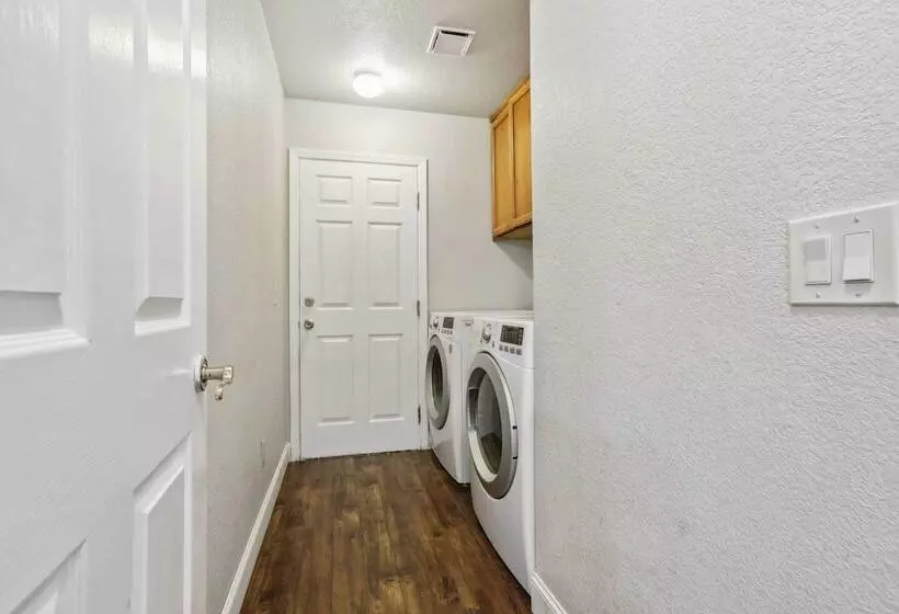 Charming Elk Grove Home   15 Mi To Sacramento!
