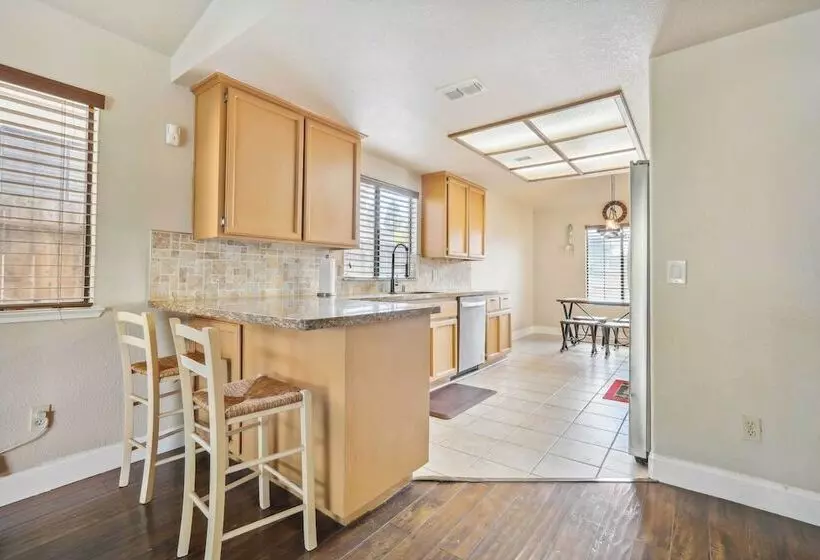 Charming Elk Grove Home   15 Mi To Sacramento!