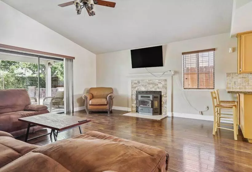 Charming Elk Grove Home   15 Mi To Sacramento!