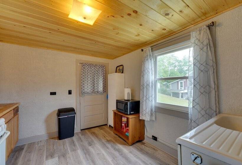 Charming Emporium Home Near Hiking Trails!