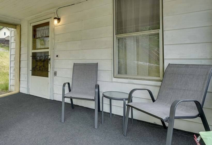 Charming Emporium Home Near Hiking Trails!