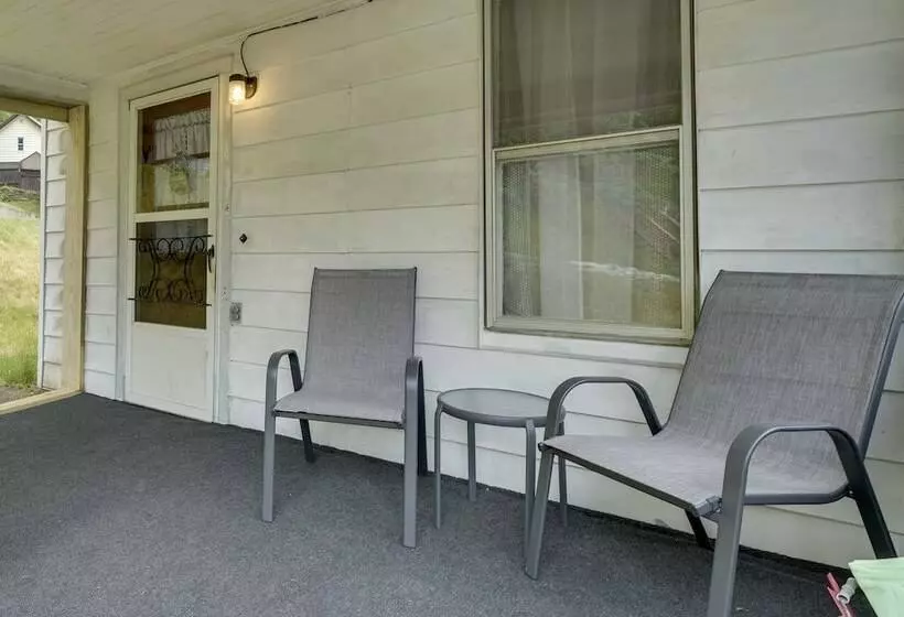 Charming Emporium Home Near Hiking Trails!