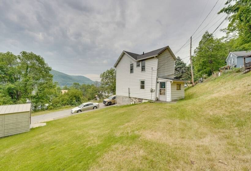 Charming Emporium Home Near Hiking Trails!