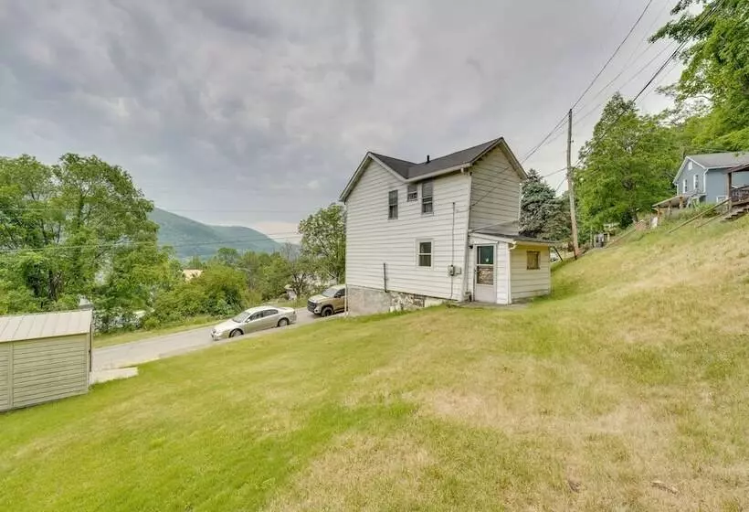 Charming Emporium Home Near Hiking Trails!