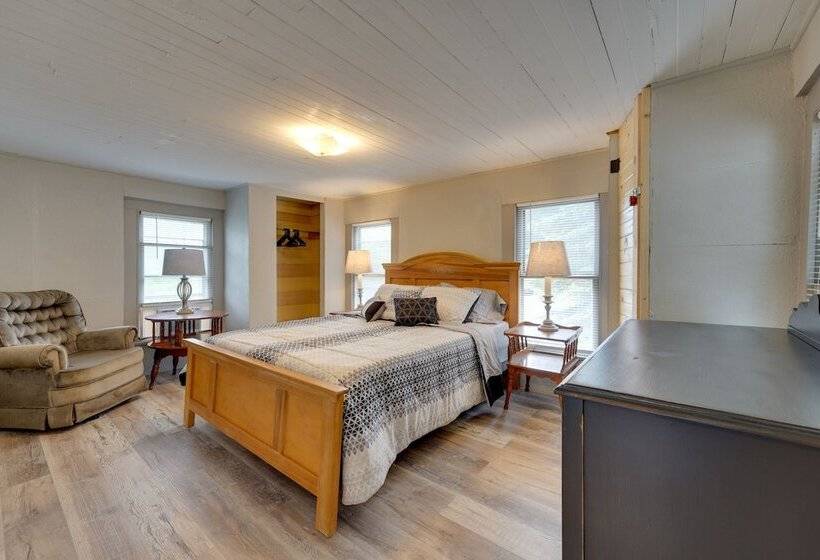 Charming Emporium Home Near Hiking Trails!