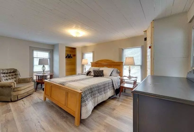 Charming Emporium Home Near Hiking Trails!