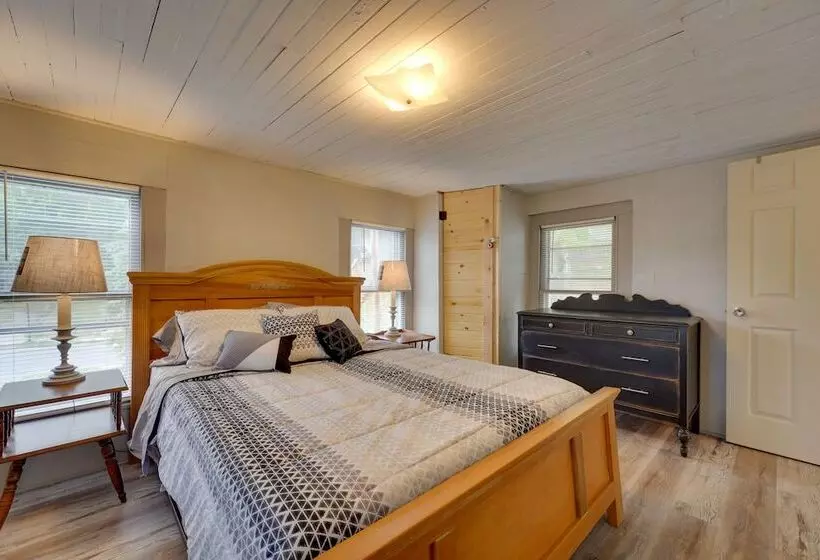 Charming Emporium Home Near Hiking Trails!