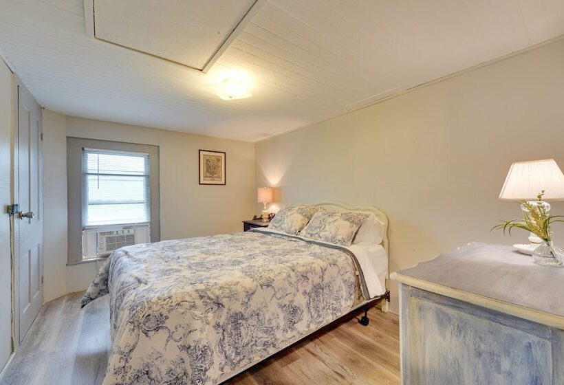 Charming Emporium Home Near Hiking Trails!