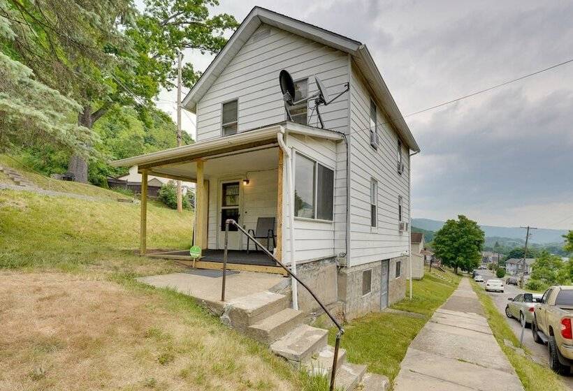 Charming Emporium Home Near Hiking Trails!