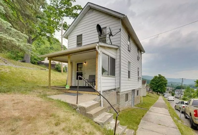 Charming Emporium Home Near Hiking Trails!