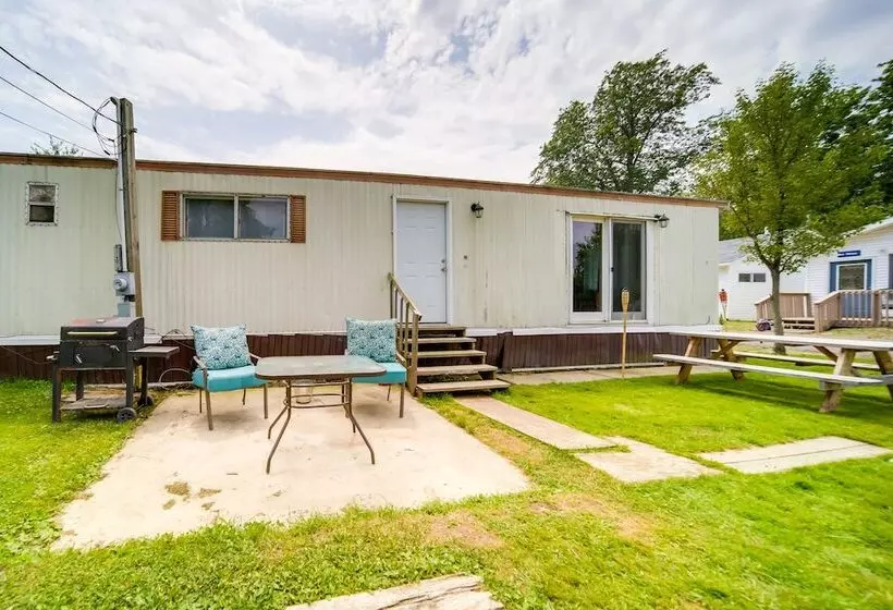 Cozy Geneva Home: Walk To Lake Erie & Main Strip!