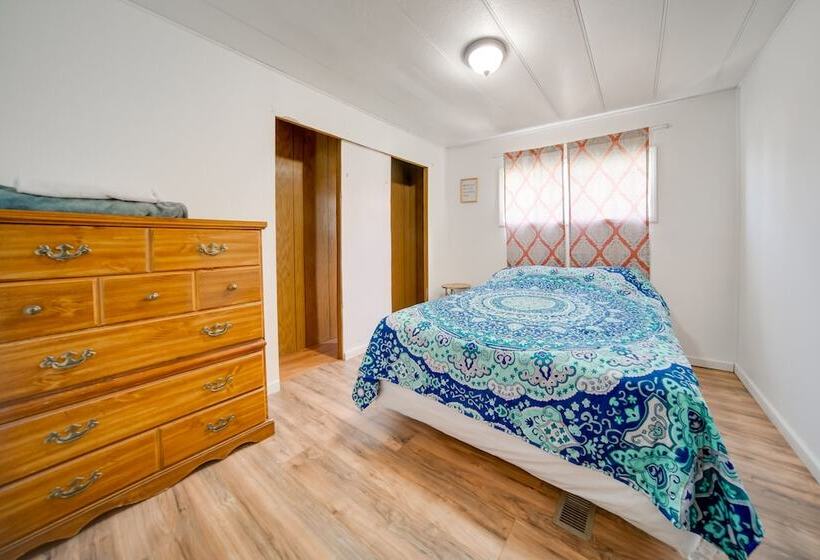 Cozy Geneva Home: Walk To Lake Erie & Main Strip!