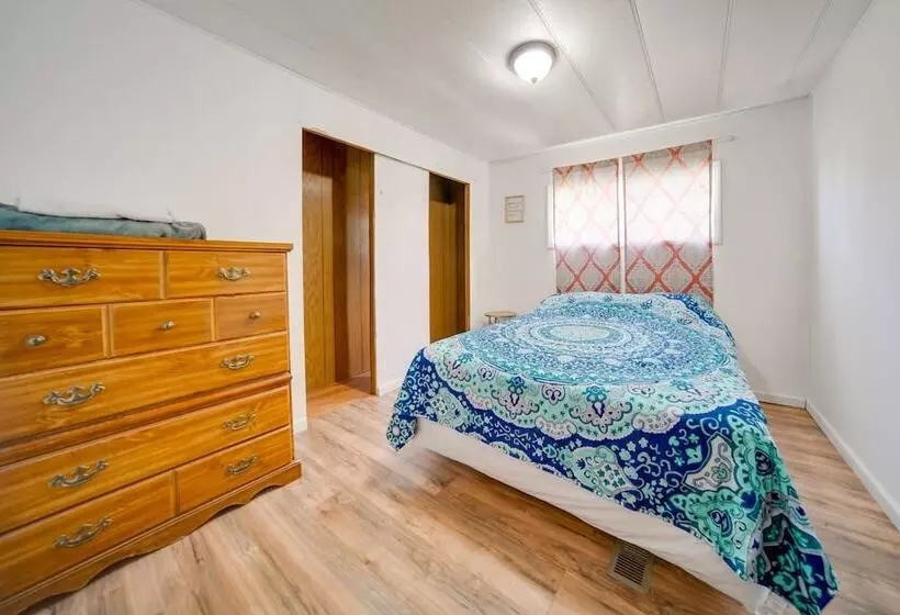 Cozy Geneva Home: Walk To Lake Erie & Main Strip!