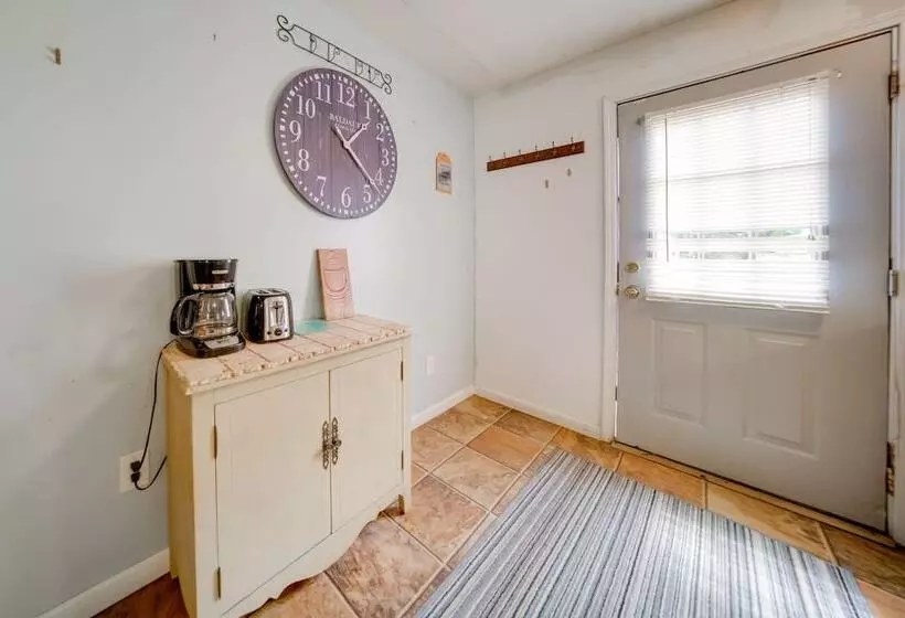 Cozy Geneva Home: Walk To Lake Erie & Main Strip!